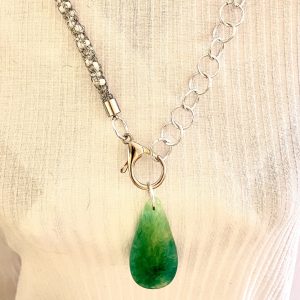Y-Halskette mit auffälligem Anhänger