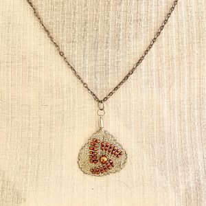 Halskette mit Anhänger-kupferfarbene Perlen