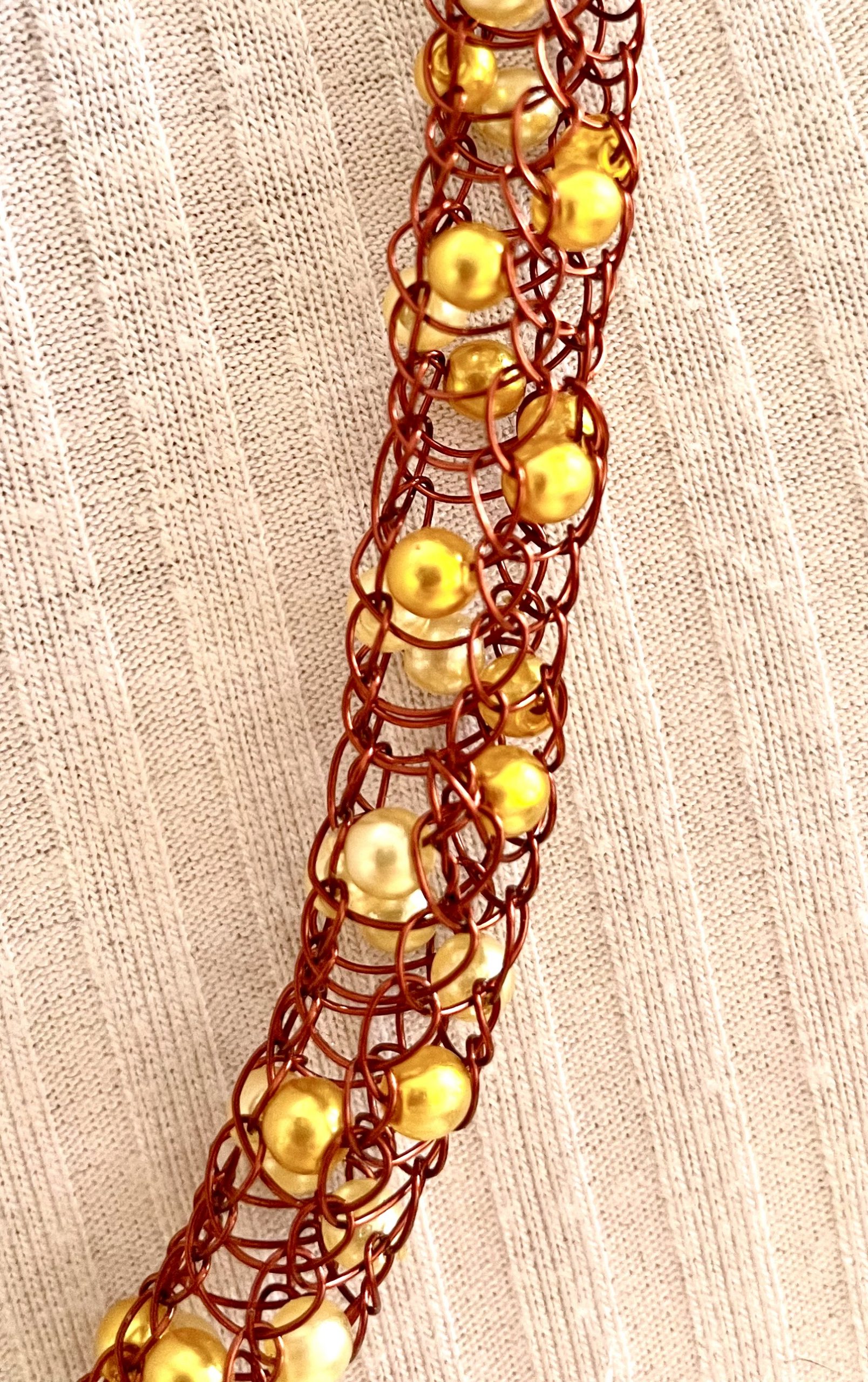 Halskette mit hellgelbe Perlen
