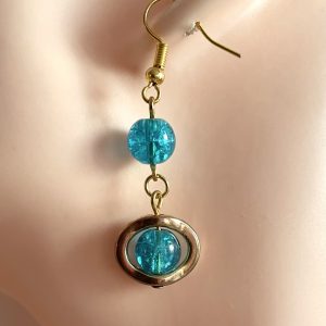 Goldfarbene Ohrringe mit blauen Grush-Glasperlen