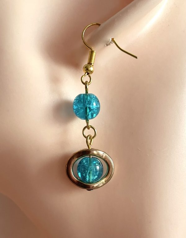 Goldfarbene Ohrringe mit blauen Grush-Glasperlen