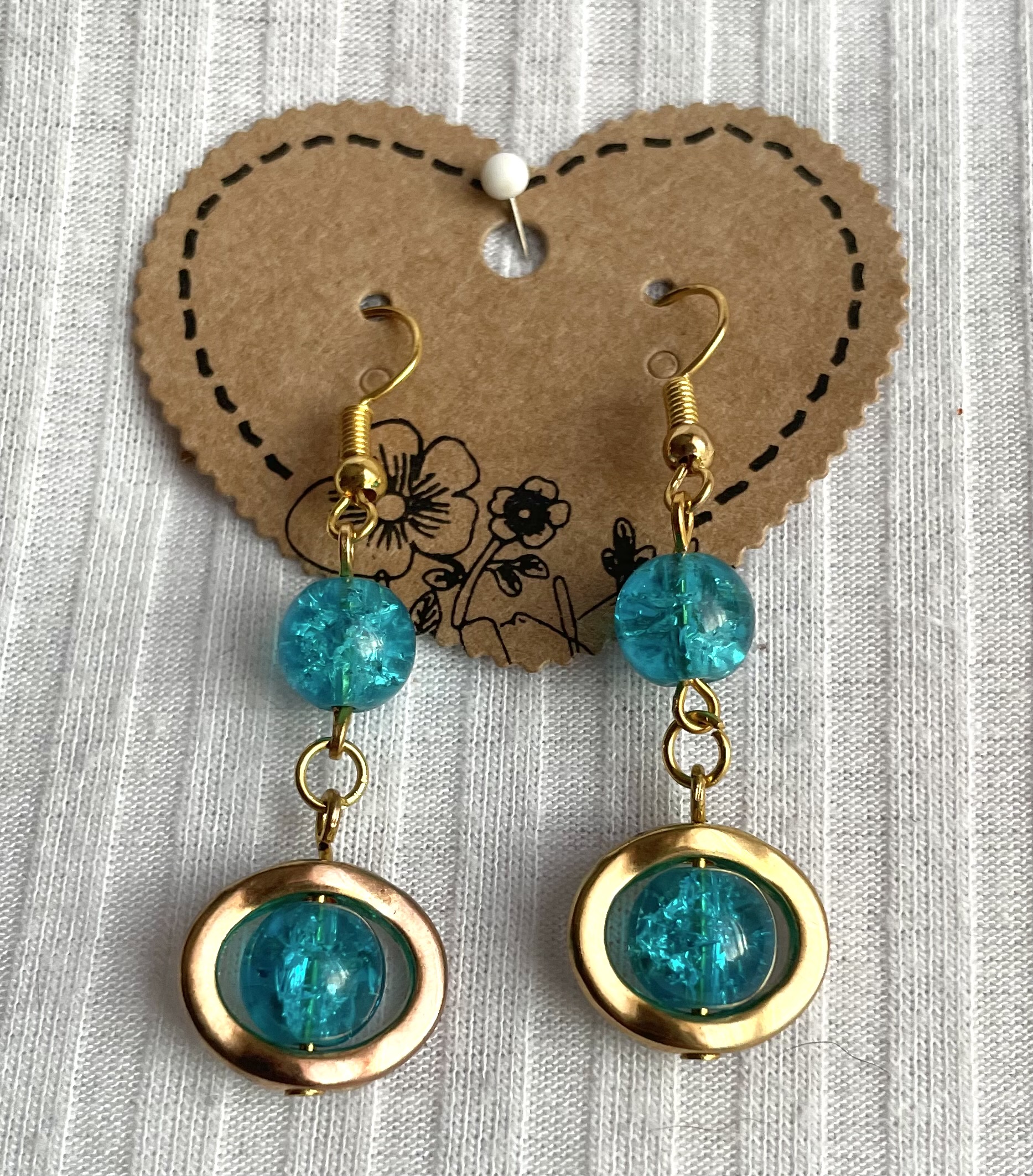 Goldfarbene Ohrringe mit blauen Grush-Glasperlen