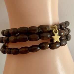 Holzperlen mit goldenen Sternen