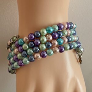 Bunte Perlen mit silberfarbenen Sternen