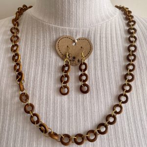 Holzperlen mit goldfarbenen Ringen