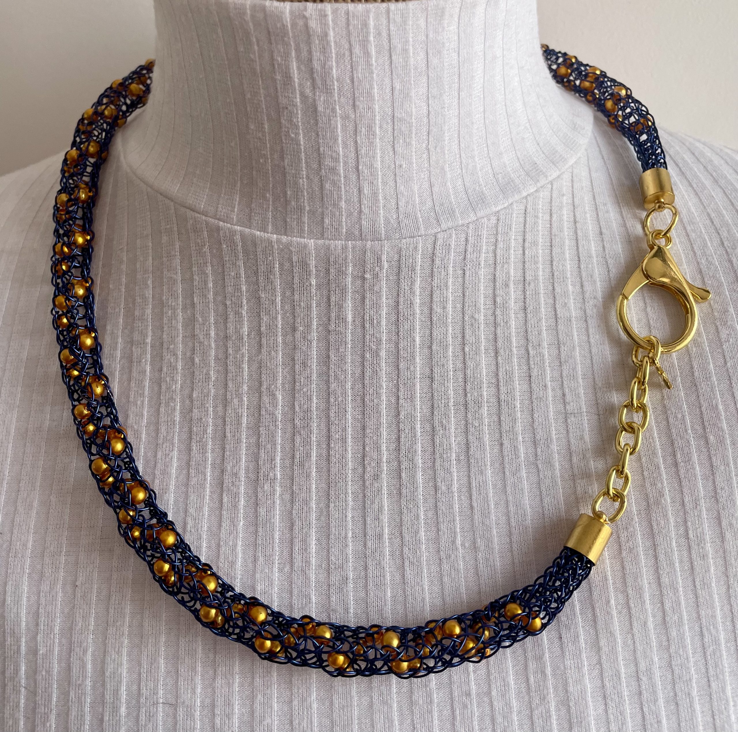 „Nachtblau mit Gold“