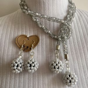 Silberfarben mit weißen Perlenkugeln