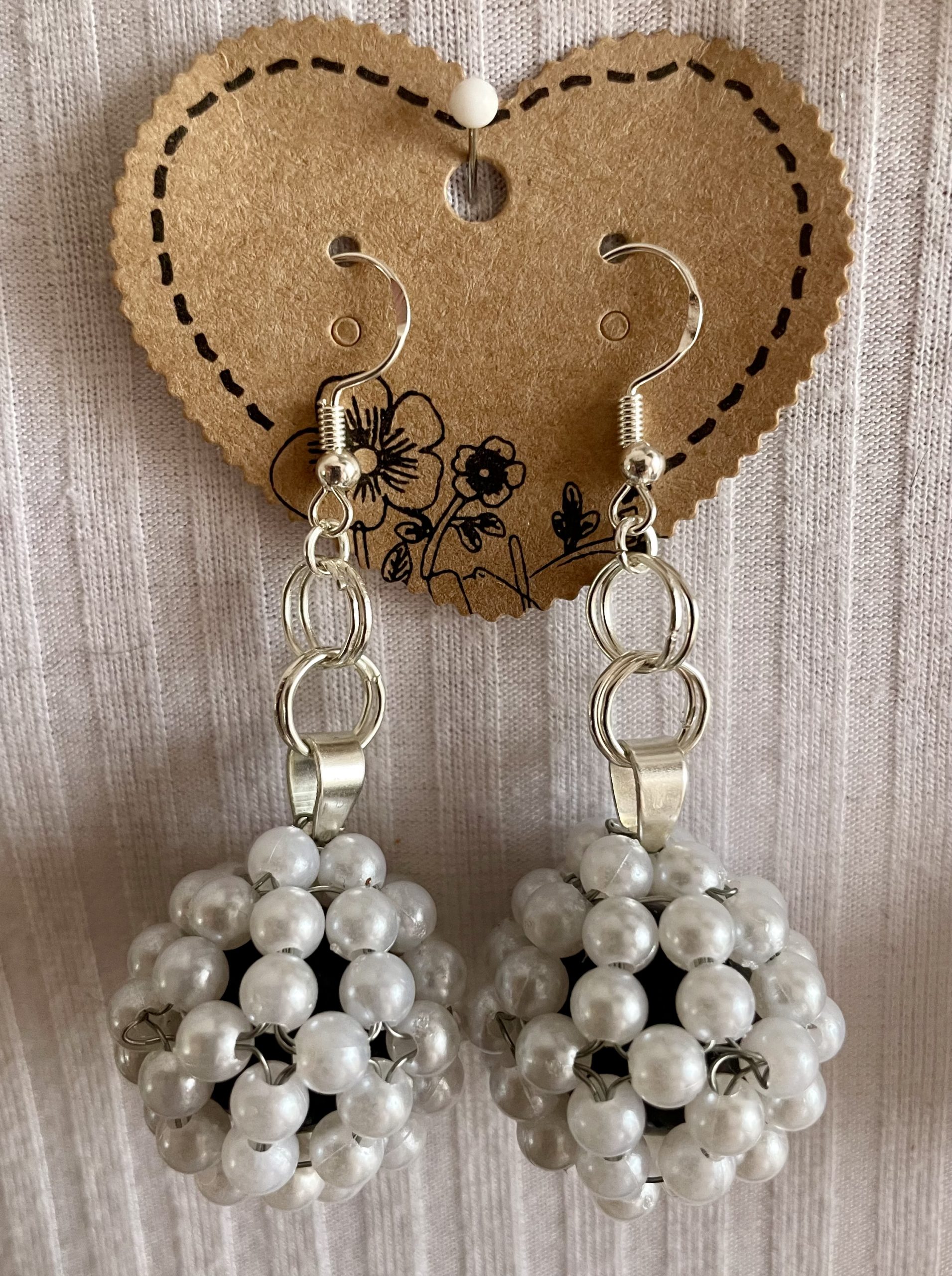 Silberfarben mit weißen Perlenkugeln