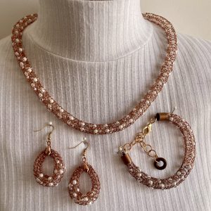 Kupfer mit weißen Glasperlen