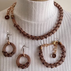 Kupfer mit dunklen braunen Glasperlen