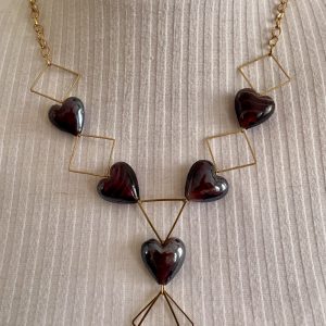 Elegante Halskette mit Herzen