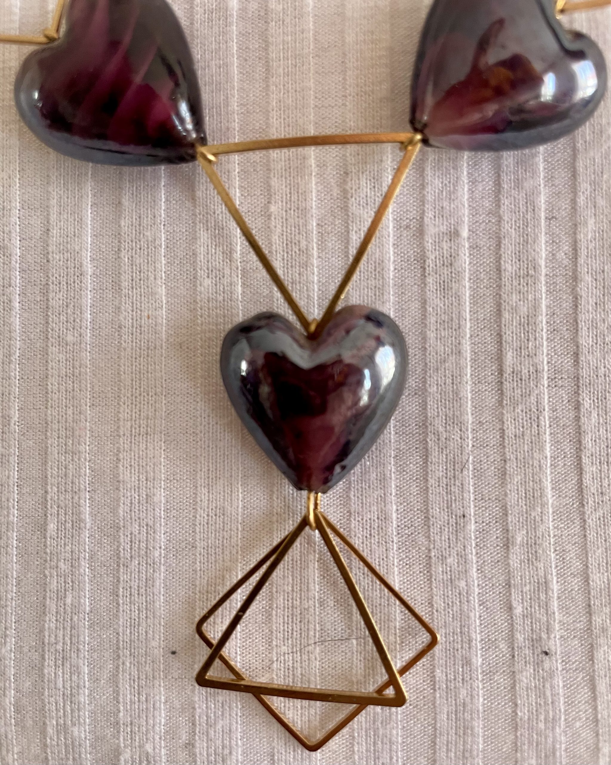 Elegante Halskette mit Herzen