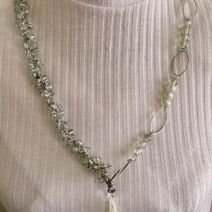 Silberfarbene Halskette mit Glasperlen