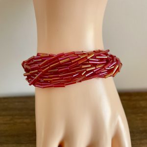 Rotes Armband mit Goldschimmer